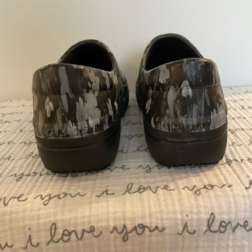 Crocs On the Clock Clogs - Picture 7 of 11